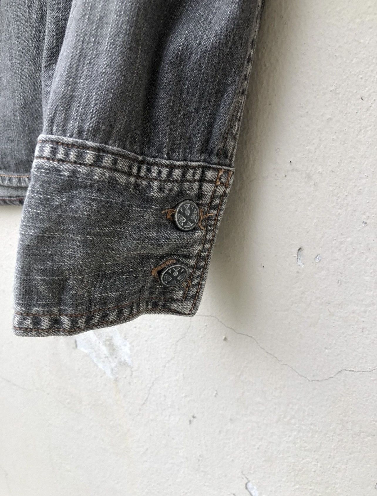 Mastermind Japan Vintage Roen Japan Skull Bones Fade Denim Western Shirt Size US S / EU 44-46 / 1 - 14 Thumbnail