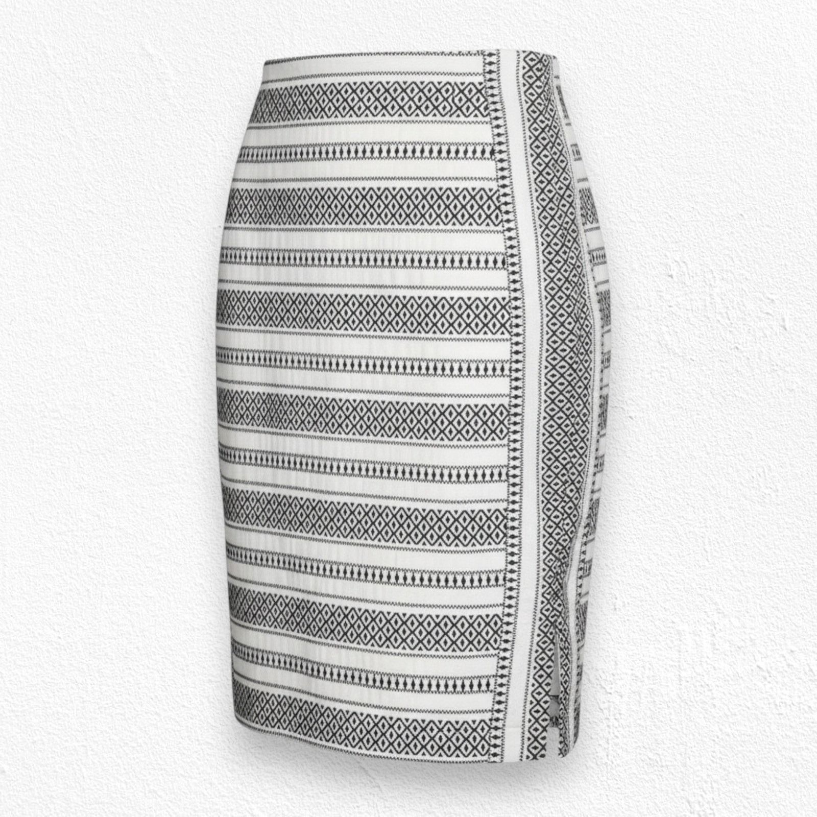 Loft LOFT White Black Aztec Bodycon Skirt Size 4 Size 27" / US 4 / IT 40 - 1 Thumbnail