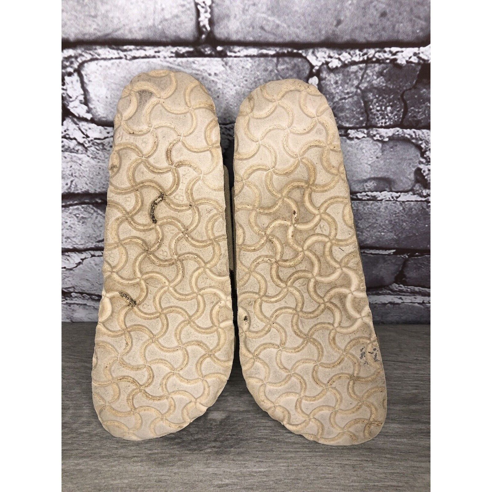 Birkenstock Birkenstock ARIZONA Beige Metallic Leather Strap Slides Sand Size US 7.5 / IT 37.5 - 7 Thumbnail
