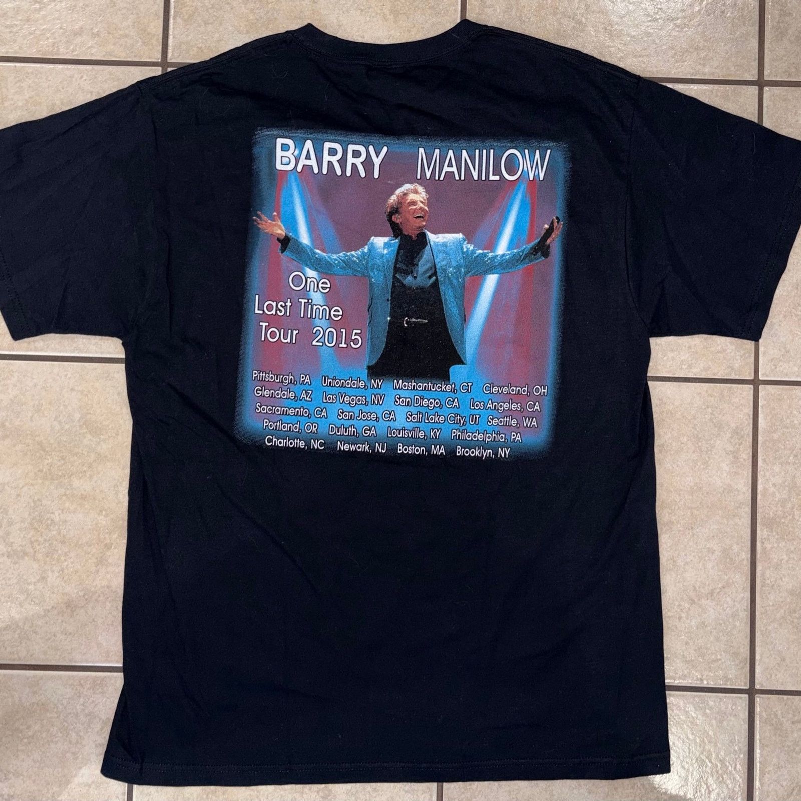 Gildan Barry Manilow one last time tour shirt 2015 size large Size US L / EU 52-54 / 3 - 4 Thumbnail
