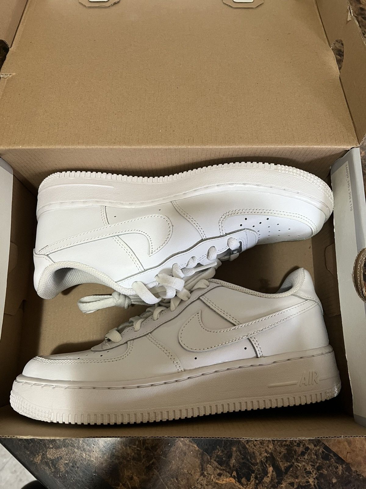Nike Size 6.5 GS - Nike Air Force 1 LE Low Triple White Pre-Owned Size US 6.5 / EU 39-40 - 11 Thumbnail