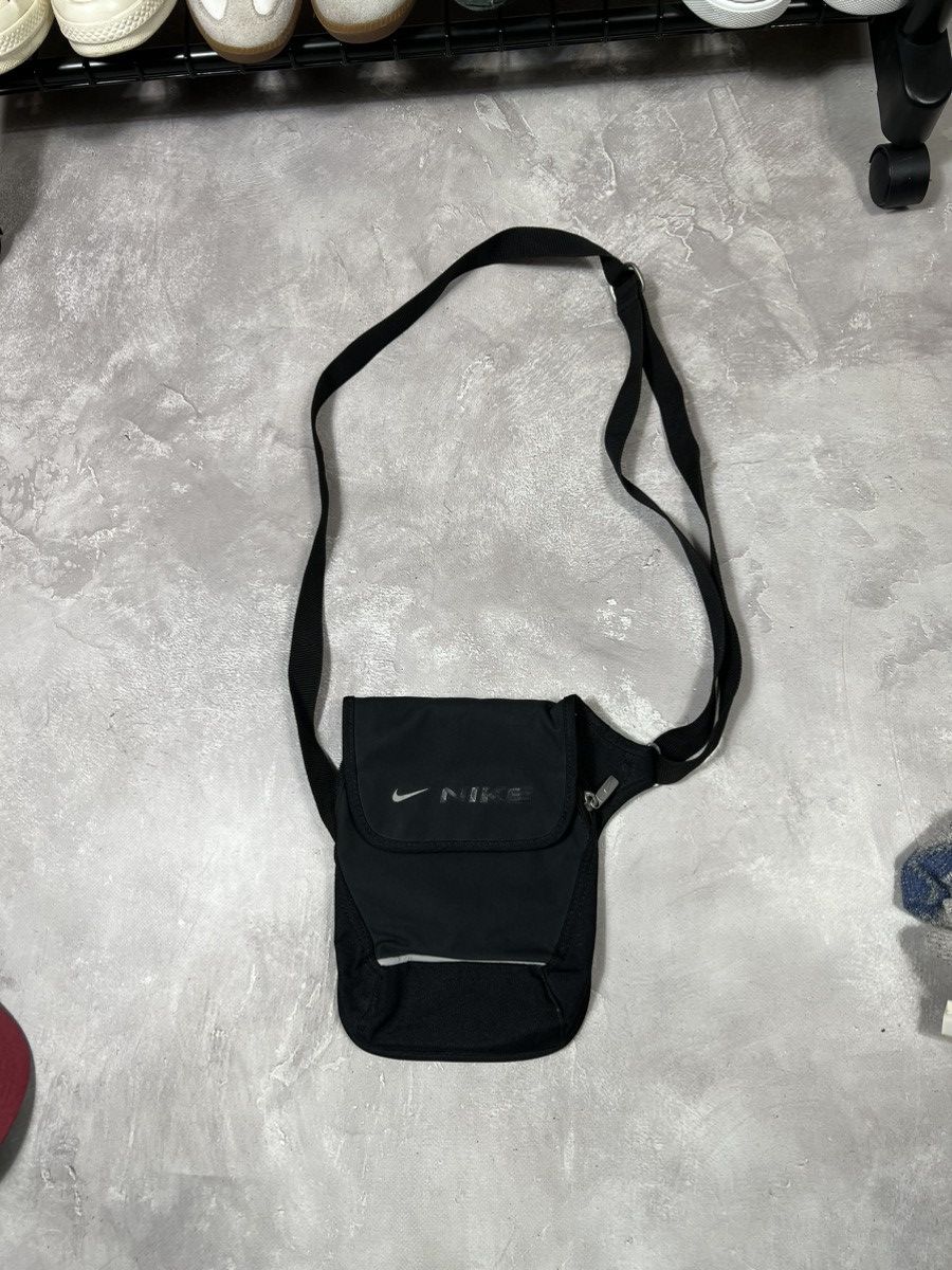 Vintage Vintage 90s Nike Distressed Crossbody Bag Size ONE SIZE - 2 Thumbnail