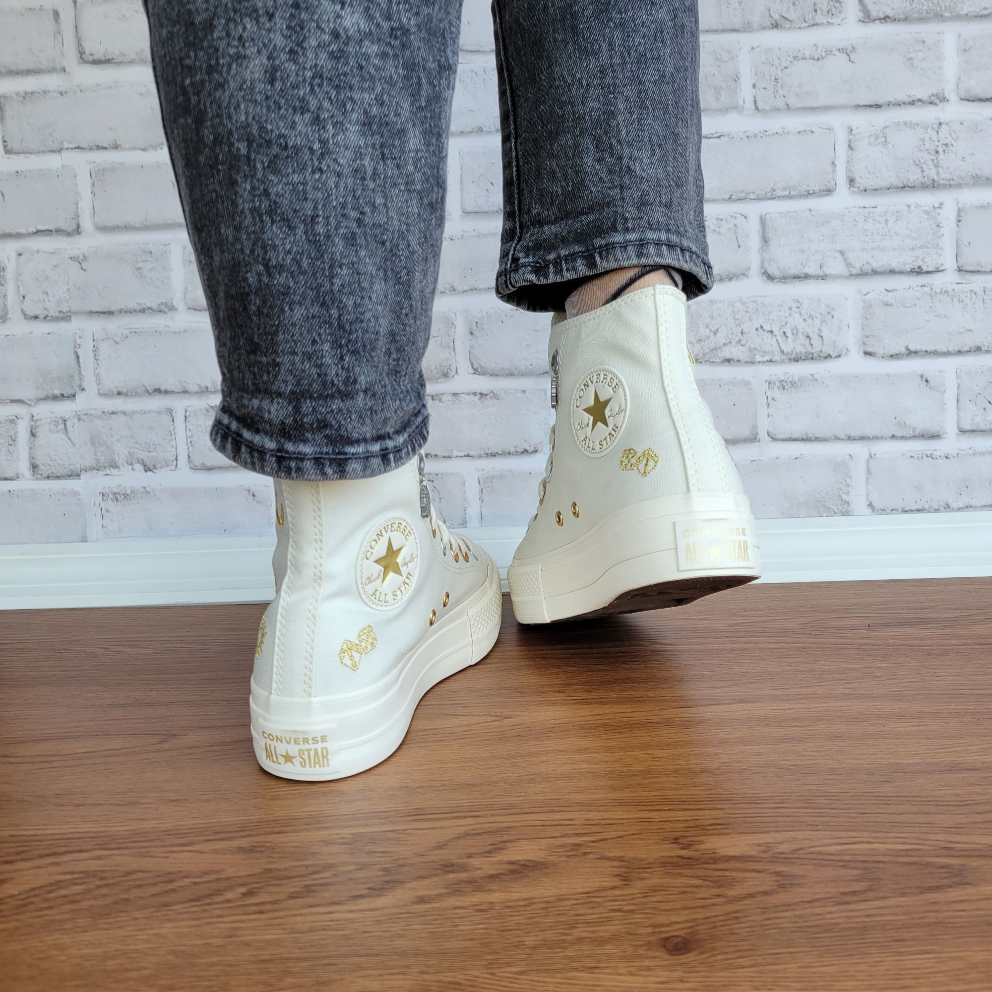 Converse Converse Chuck Taylor Lift Platform Luck Charms 7.5 Women Sh Size US 7.5 / IT 37.5 - 4 Thumbnail