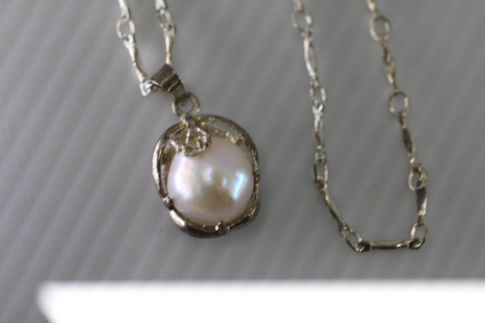 The Unbranded Brand Vintage Silver Tone Pearl Pendant Necklace Single Pearl Size ONE SIZE - 2 Thumbnail