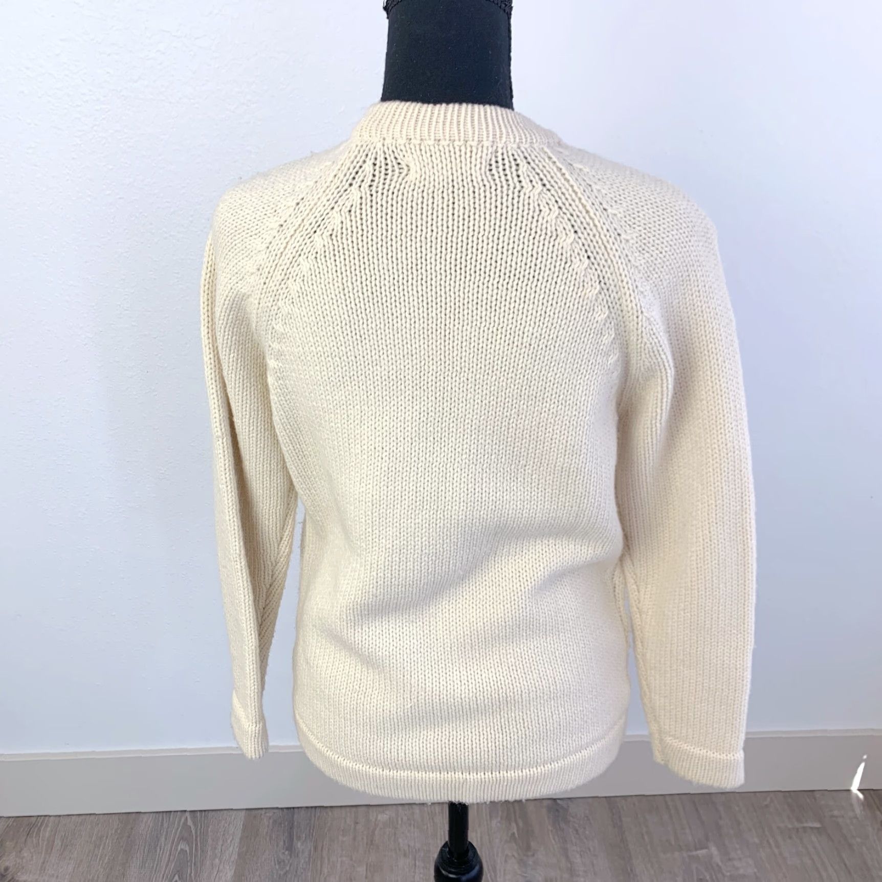 Vintage VINTAGE Beige Acrylic Cardigan Sweater 1960s Rockabilly 36 Women/Mens Size XS / US 0-2 / IT 36-38 - 5 Thumbnail