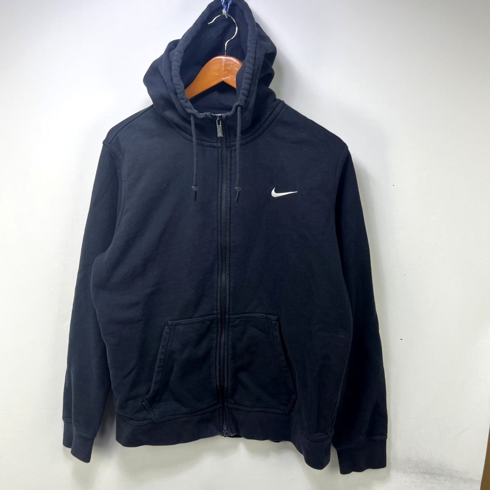 Nike VINTAGE Nike Essential Swoosh Zip Up Hoodie L Mens Black 90s Sports Nike Sportswear Hoodie Size US L / EU 52-54 / 3 - 2 Thumbnail