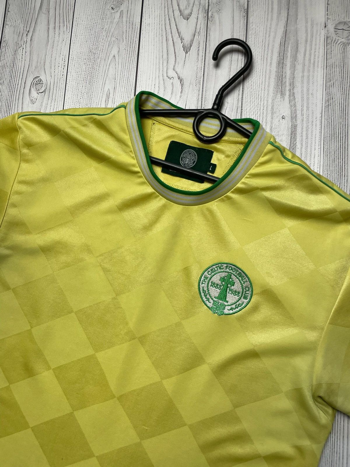 Vintage Vintage retro soccer tee Celtic size L yellow rare Size US L / EU 52-54 / 3 - 3 Thumbnail