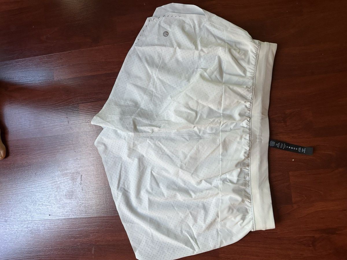 Lululemon Lululemon 3” shorts Size US 36 / EU 52 - 4 Thumbnail