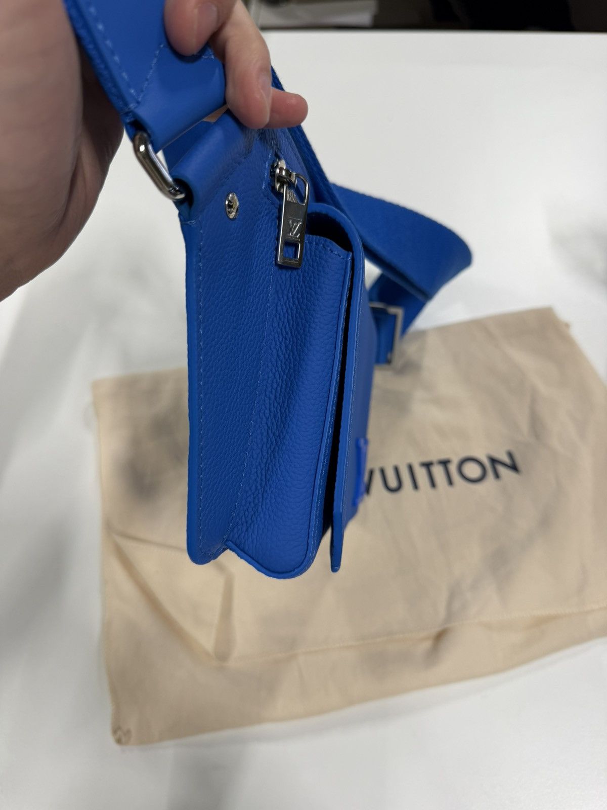 Louis Vuitton Louis Vuitton Takeoff Sling Bag 2500$ Size ONE SIZE - 10 Thumbnail