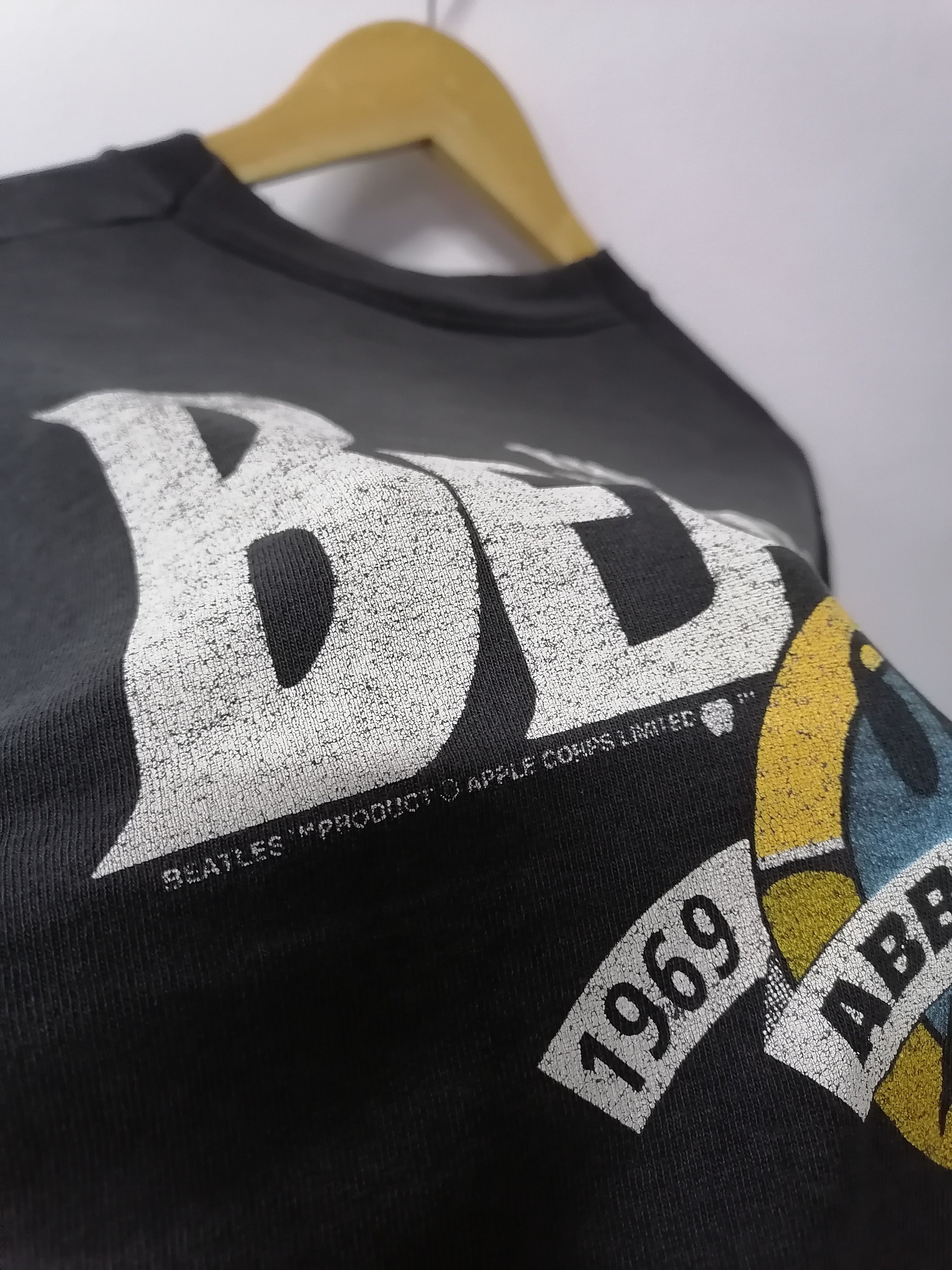 Band Tees × Vintage Trashed Faded Vintage 90s The Beatles Abbey Road Band Tees Size US M / EU 48-50 / 2 - 12 Thumbnail