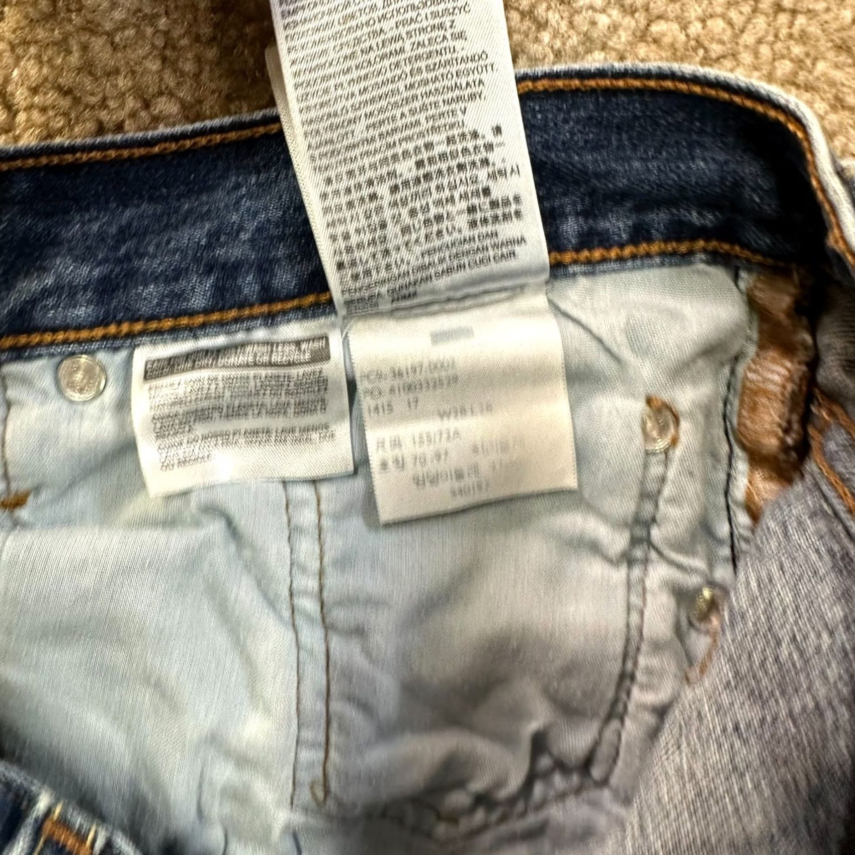 Levi's Levi's 501 Jeans Women's 28x28 Blue Denim Button Fly Tapered Regular Rise 5-Pocket USA Pattern Smoke Blue (Note: If including "USA" as theme) Size 28" / US 6 / IT 42 - 7 Thumbnail