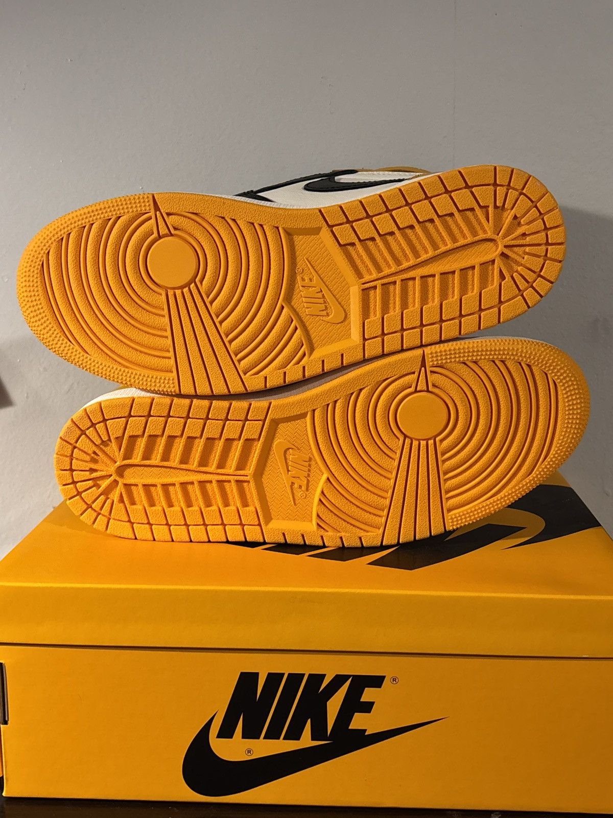 Jordan Brand Nike Air Jordan 1 Retro High OG Pollen 555088-701 Size 9 Size US 9 / EU 42 - 6 Thumbnail