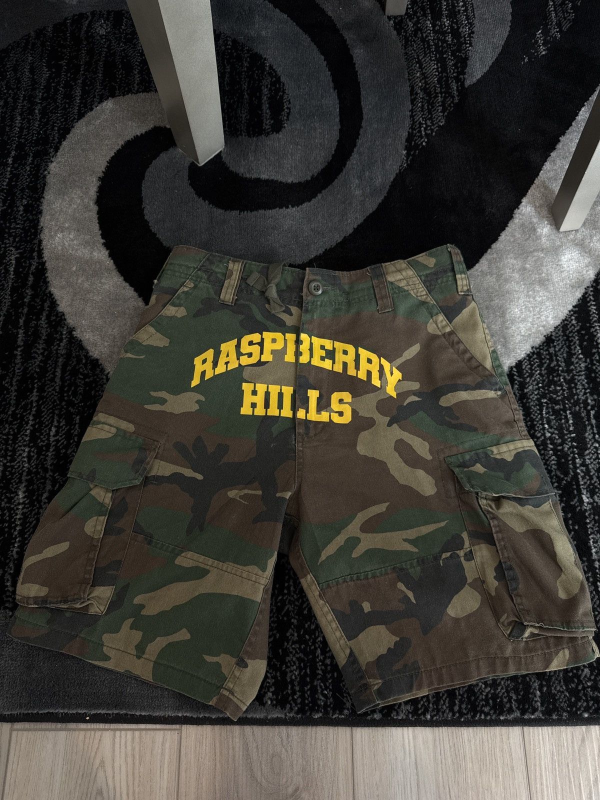The GV Gallery Raspberry Hills Camo Cargo Shorts Size Small