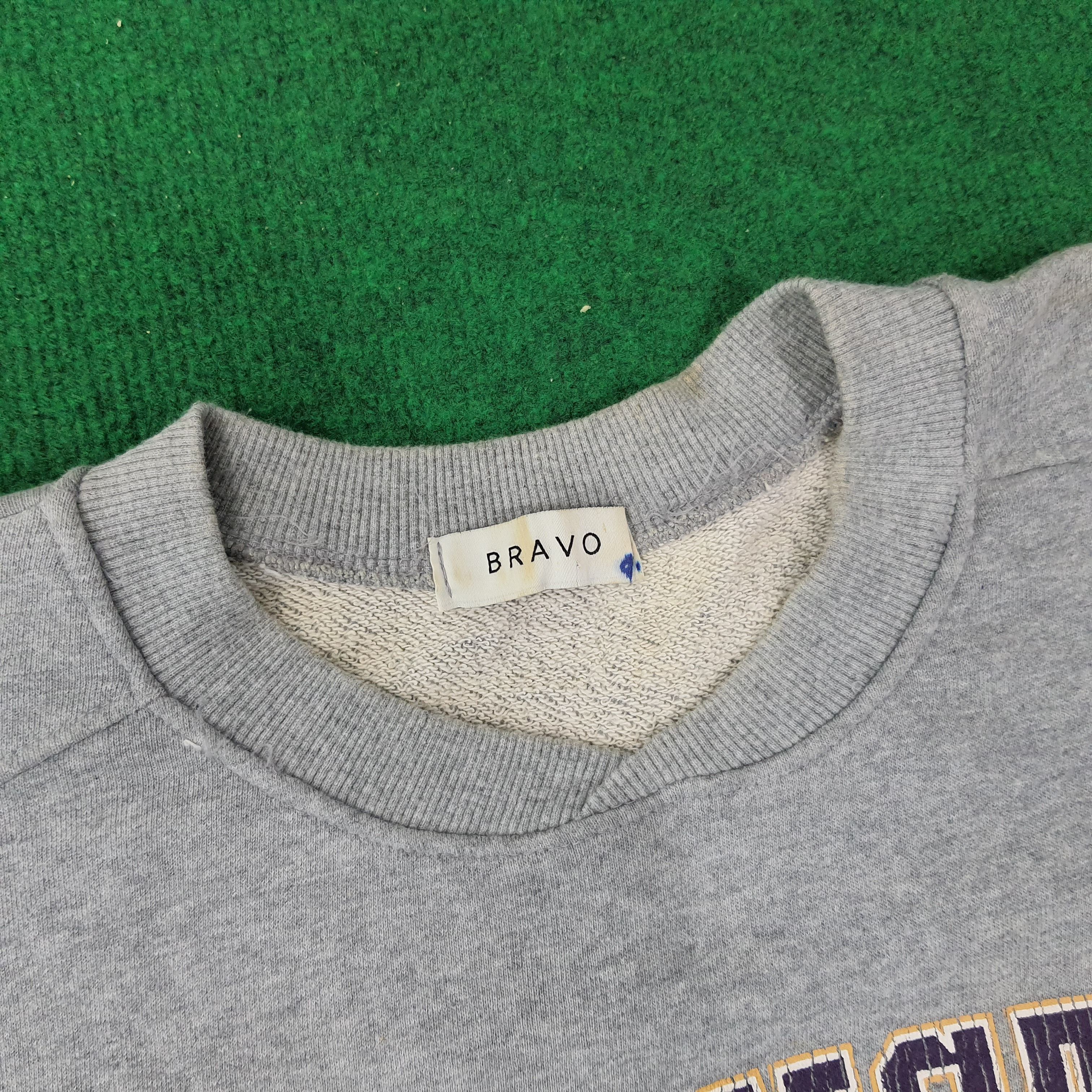 Vintage Vintage Washington Huskies Football Team Sweatshirt C262N4 Size US XL / EU 56 / 4 - 6 Thumbnail