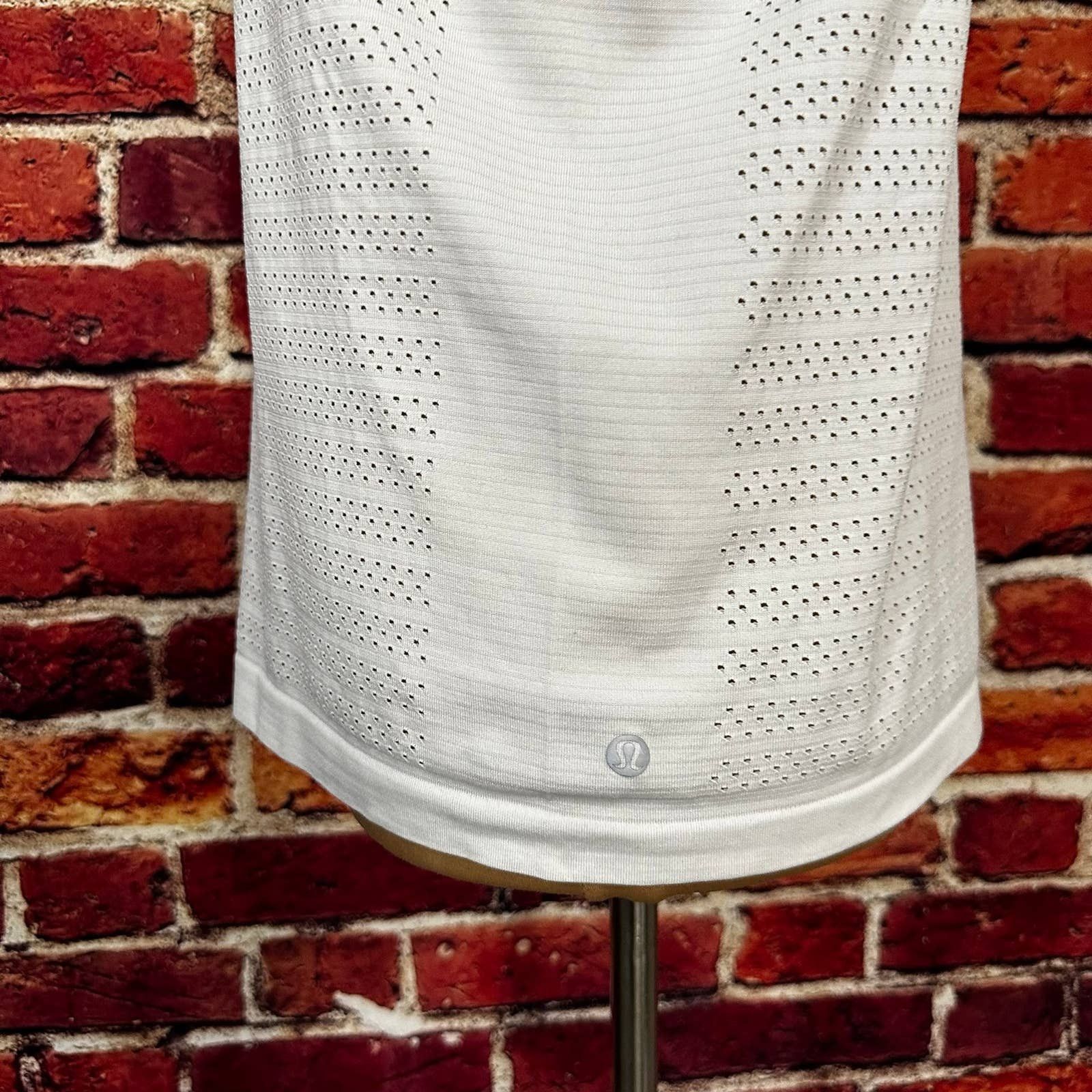 Lululemon Lululemon tee size 10 Size M / US 6-8 / IT 42-44 - 4 Thumbnail