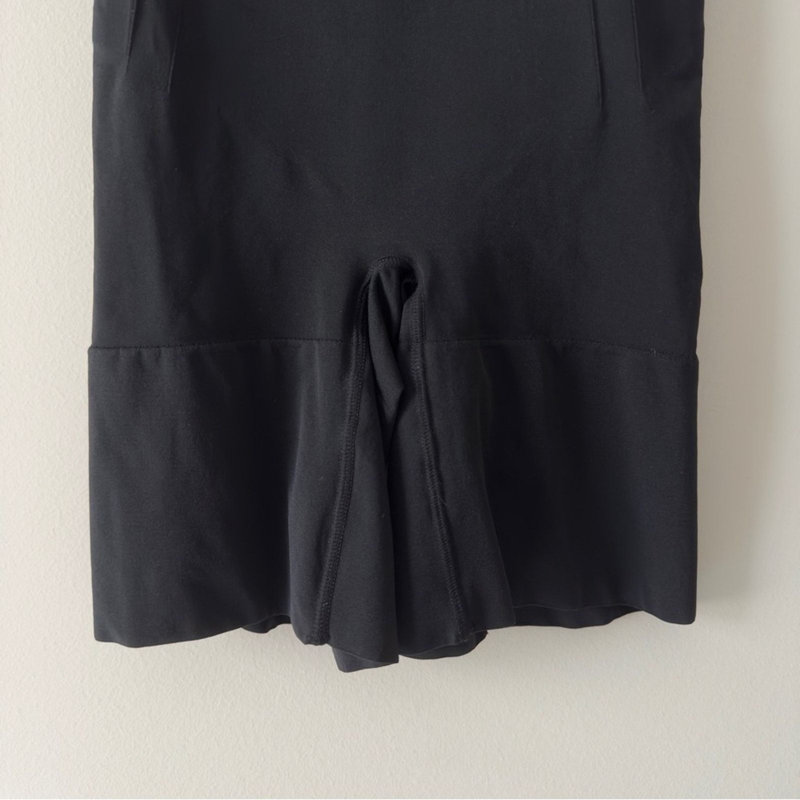 Spanx SPANX OnCore High-Waisted Mid-Thigh Short in very black EUC Size 29" - 7 Thumbnail