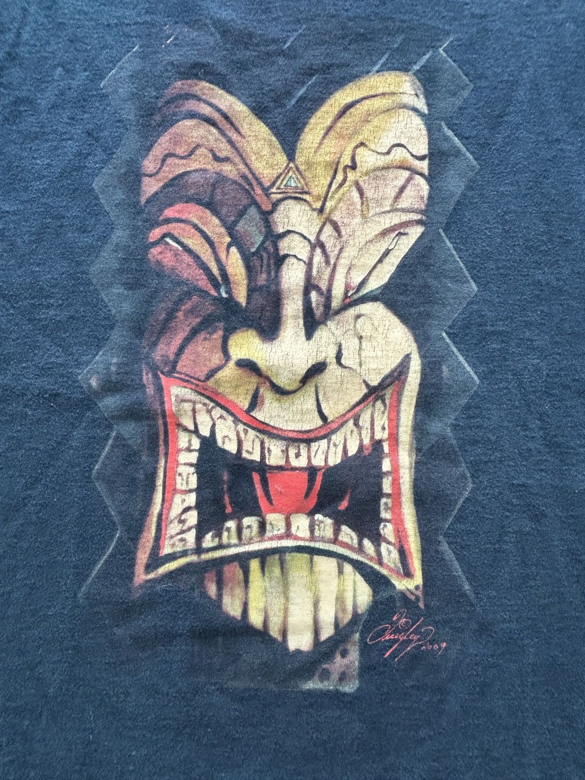 Vintage Vintage Y2K Faded Black Tiki Head Graphic Tee Size US XL / EU 56 / 4 - 2 Thumbnail