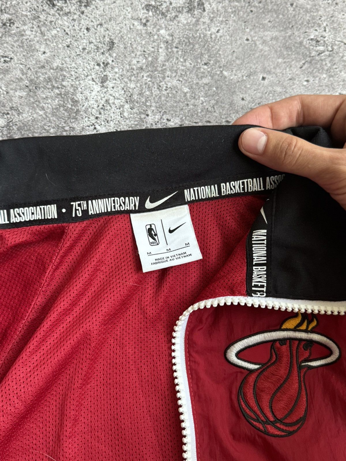 Nike Vintage Nike Miami Heat NBA nylon hoodie jacket Size US M / EU 48-50 / 2 - 12 Thumbnail