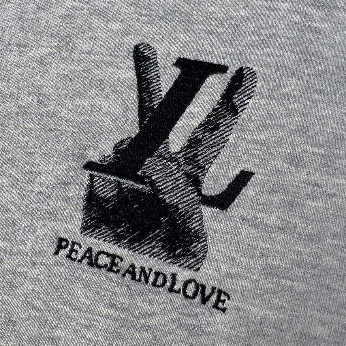 Louis Vuitton Louis Vuitton Peace & Love Embroidered Sweatshirt Size US S / EU 44-46 / 1 - 3 Thumbnail