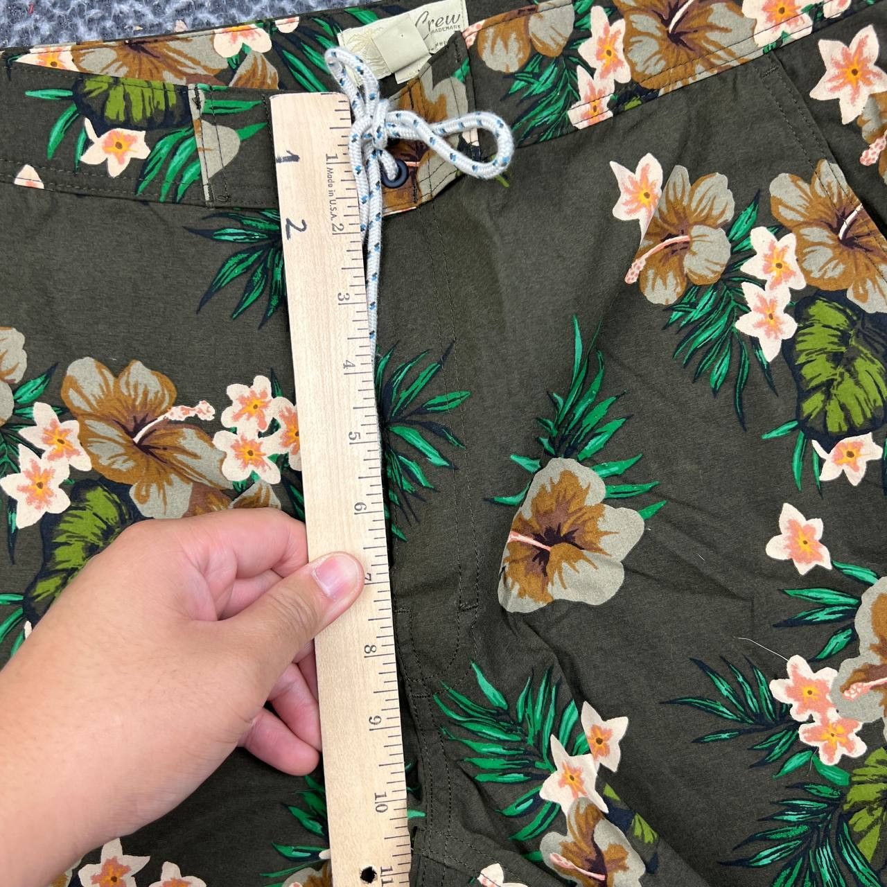 J.Crew J. Crew Board Shorts Men 32 Swimwear Floral Hibiscus Print Size US 32 / EU 48 - 6 Thumbnail