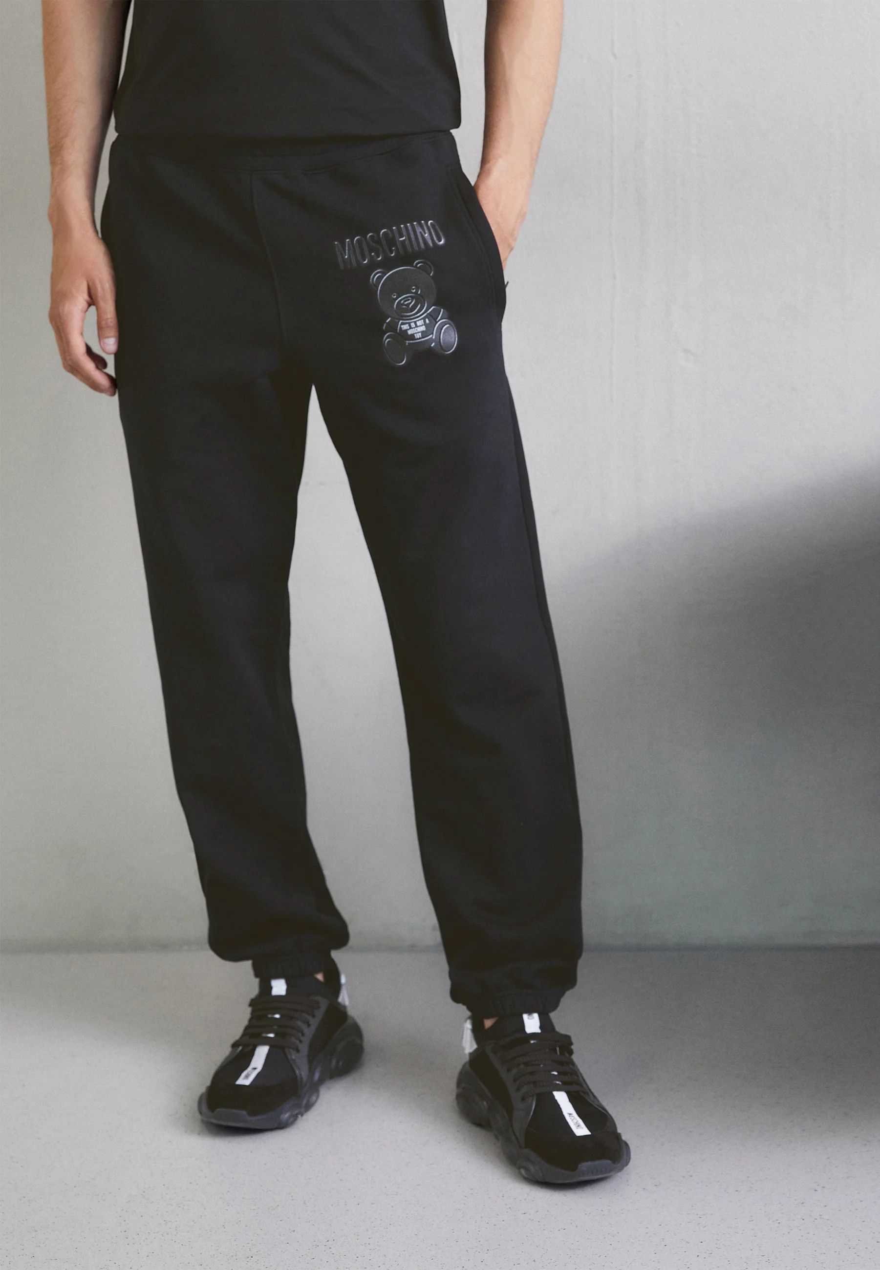 Moschino o1y0225 Logo Jogger & Sweatpant in Black Size US 34 / EU 50 - 4 Thumbnail