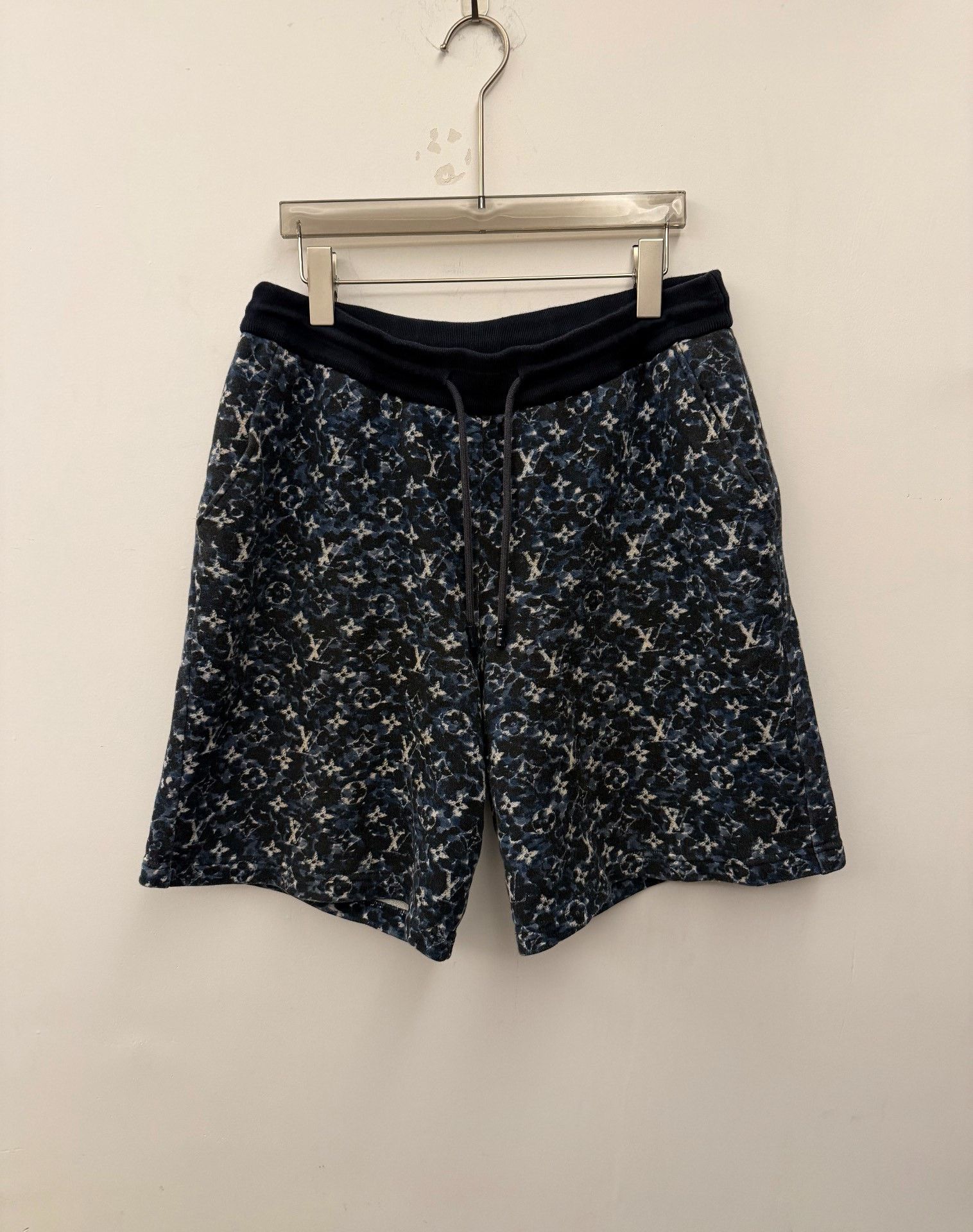 Louis Vuitton Louis Vuitton Monogram Print Sweat Shorts Size L Size US 34 / EU 50 - 1 Thumbnail