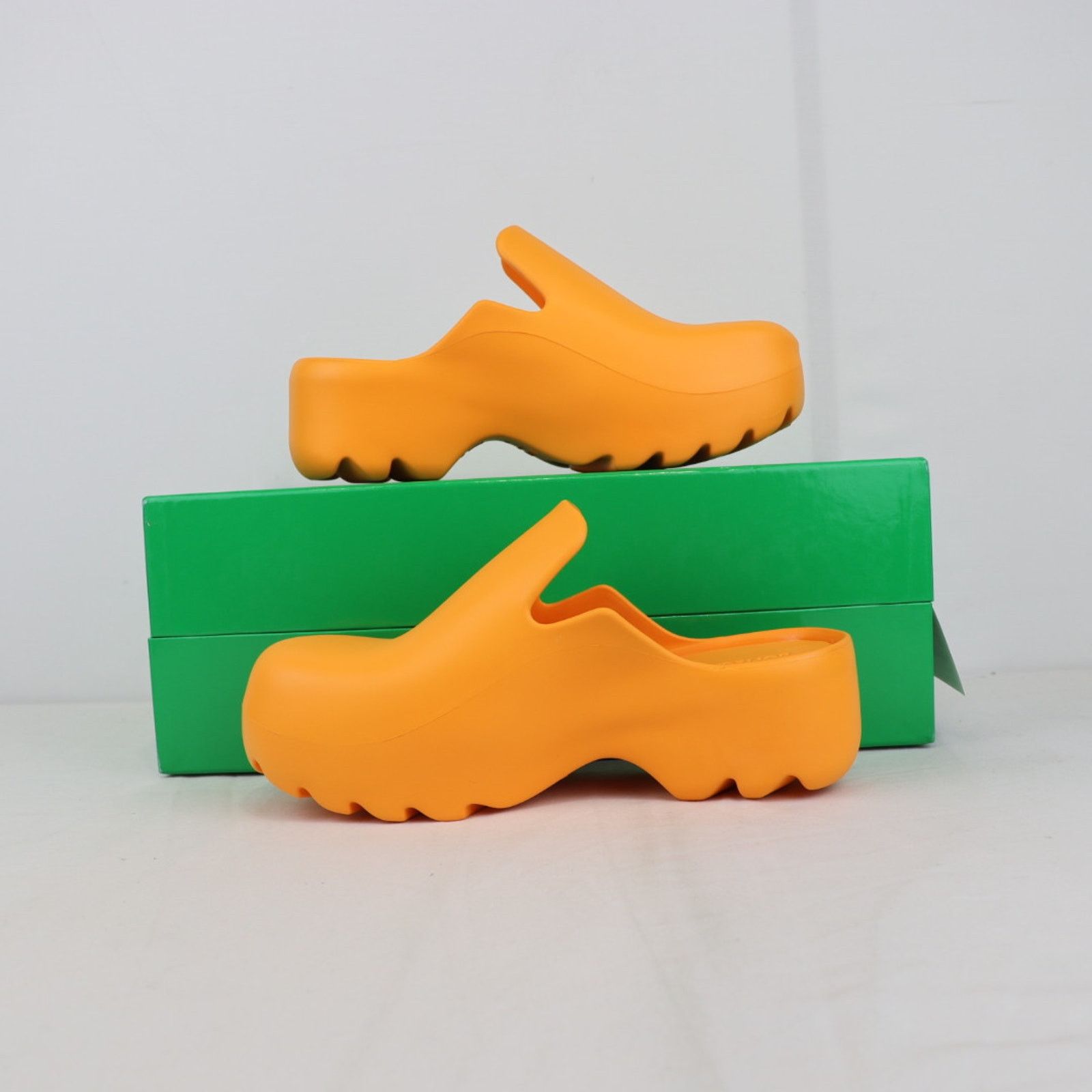Bottega Veneta o1rshd1 Gel Rubber Flash Slipper Rubber in Tangerine Size US 9 / EU 42 - 1 Thumbnail