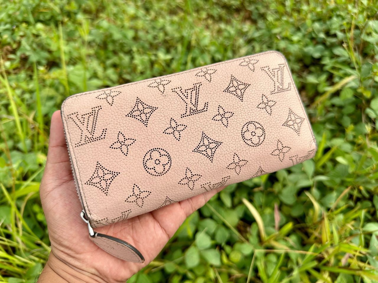 Louis Vuitton Authentic Louis Vuitton Monogram Mahina Magnolia Wallet Size ONE SIZE - 3 Thumbnail