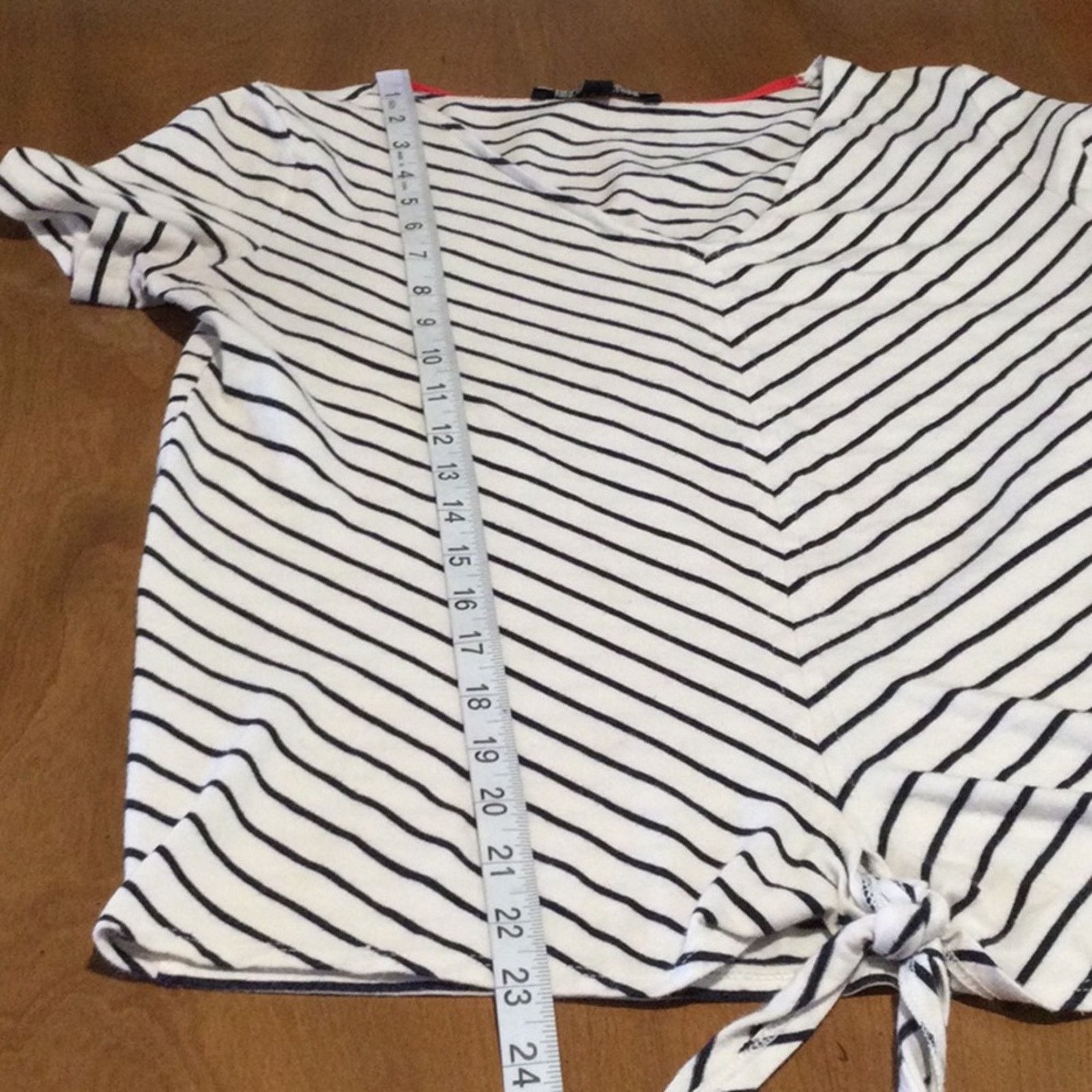 Jones New York Jones New York Signature Black/White Stripe V-neck Top Sz S Size S / US 4 / IT 40 - 14 Thumbnail