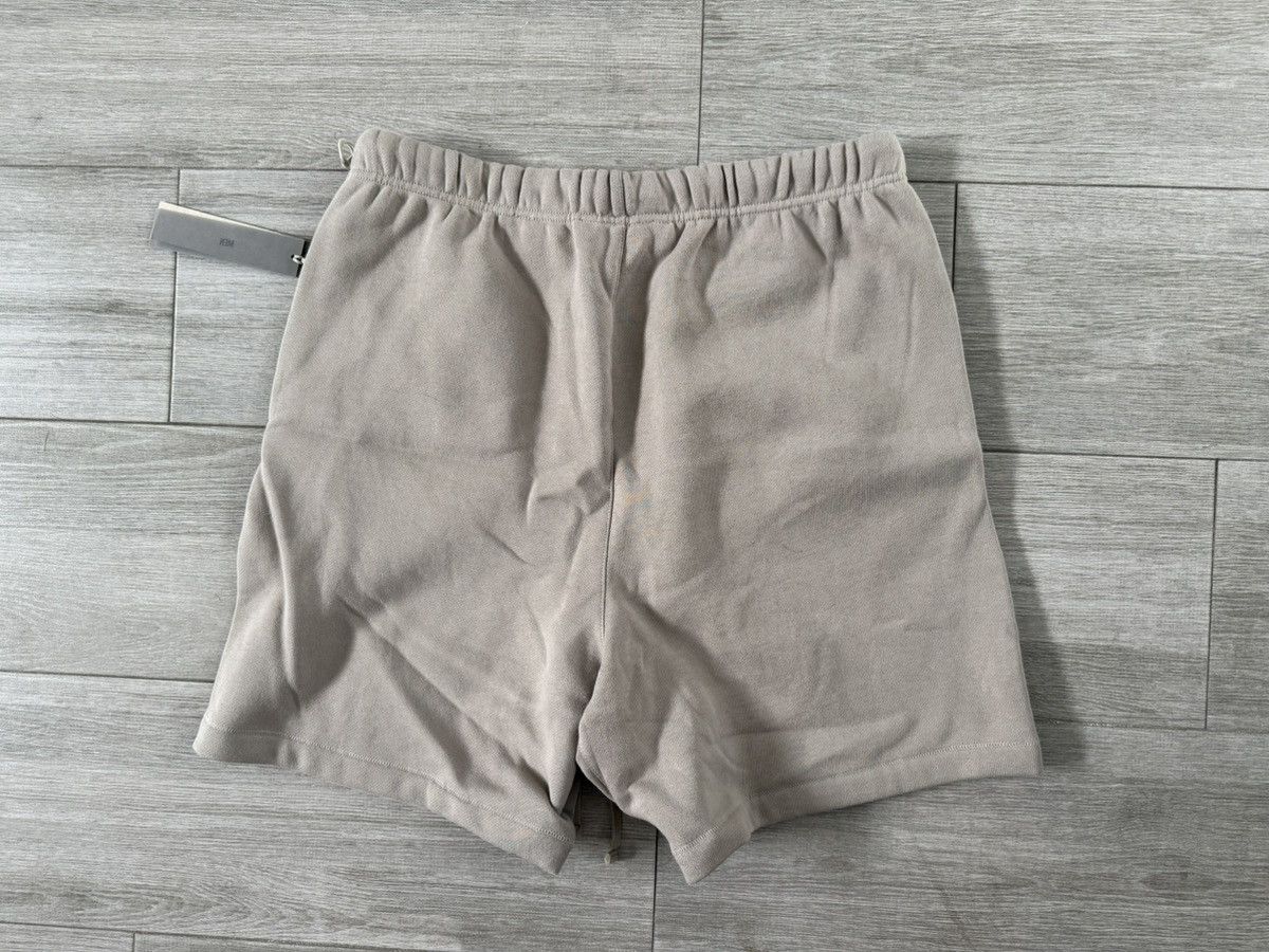 Fear of God FEAR OF GOD ESSENTIALS Logo Sweat Shorts Smoke Size L Large Size US 36 / EU 52 - 6 Thumbnail