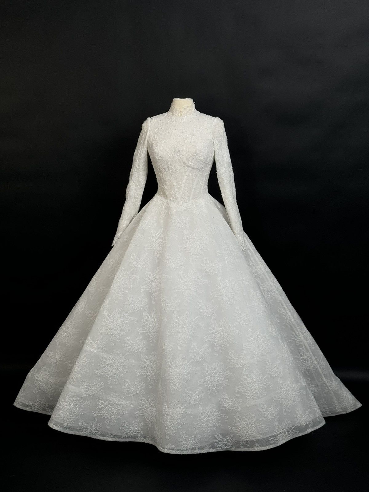 Other Preloved US 8 Anna Augusta Chantilly lace Bridal gown Size M / US 6-8 / IT 42-44 - 2 Thumbnail