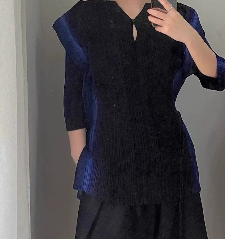Issey Miyake Issey Miyake Aurora blue gradient pleated top Size M / US 6-8 / IT 42-44 - 2 Thumbnail
