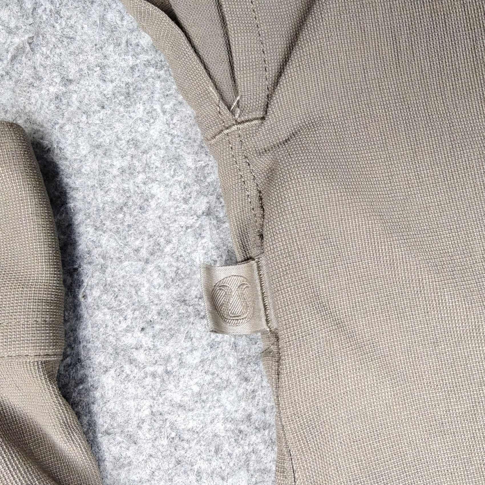 Lululemon Lululemon Shirt Mens Medium Beige Solid Long Sleeve Button Up Relaxed Casual Size US M / EU 48-50 / 2 - 3 Thumbnail