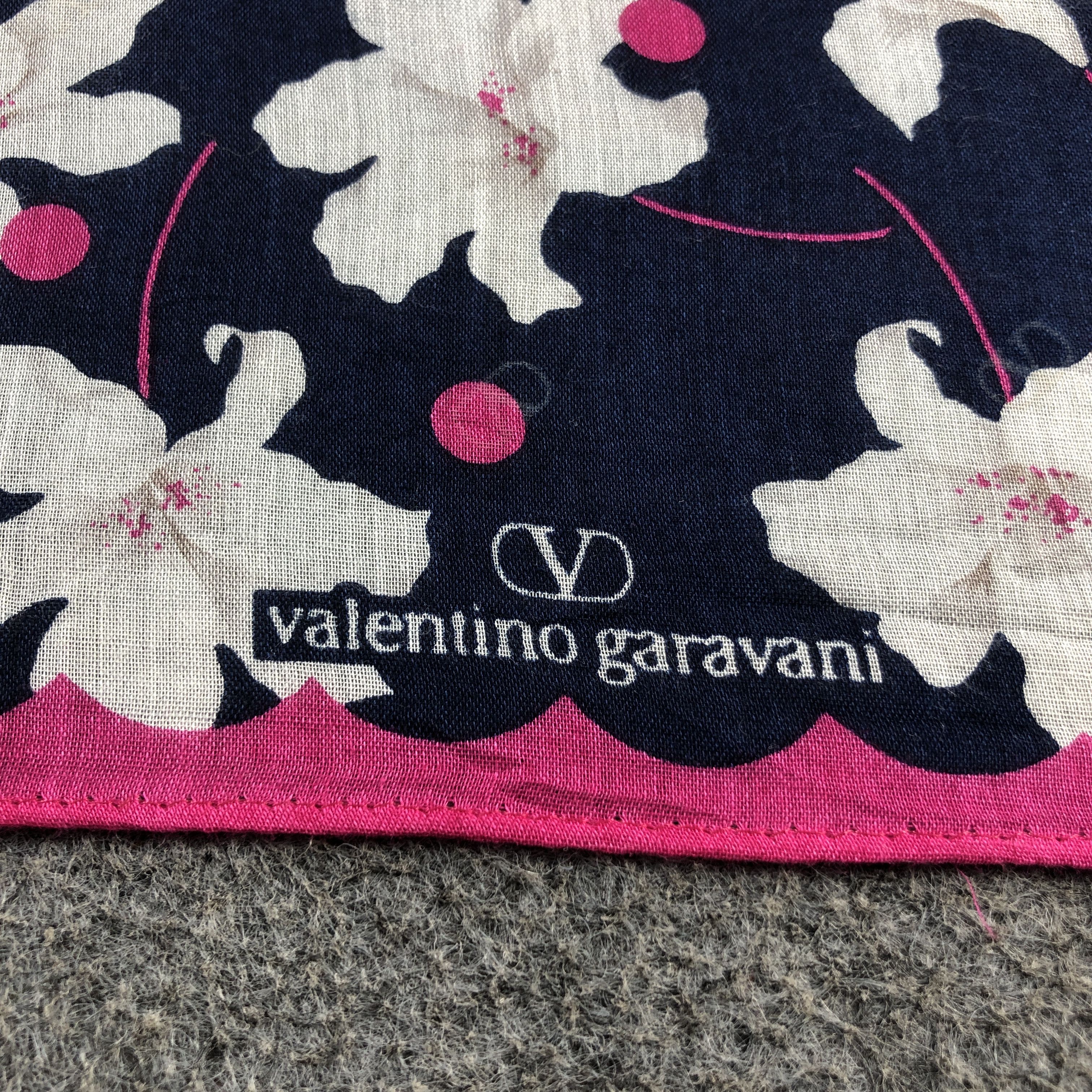 Vintage ValenTINO GarAVANI Handkerchief Neckerchief Bandana H2658 Size ONE SIZE - 4 Thumbnail