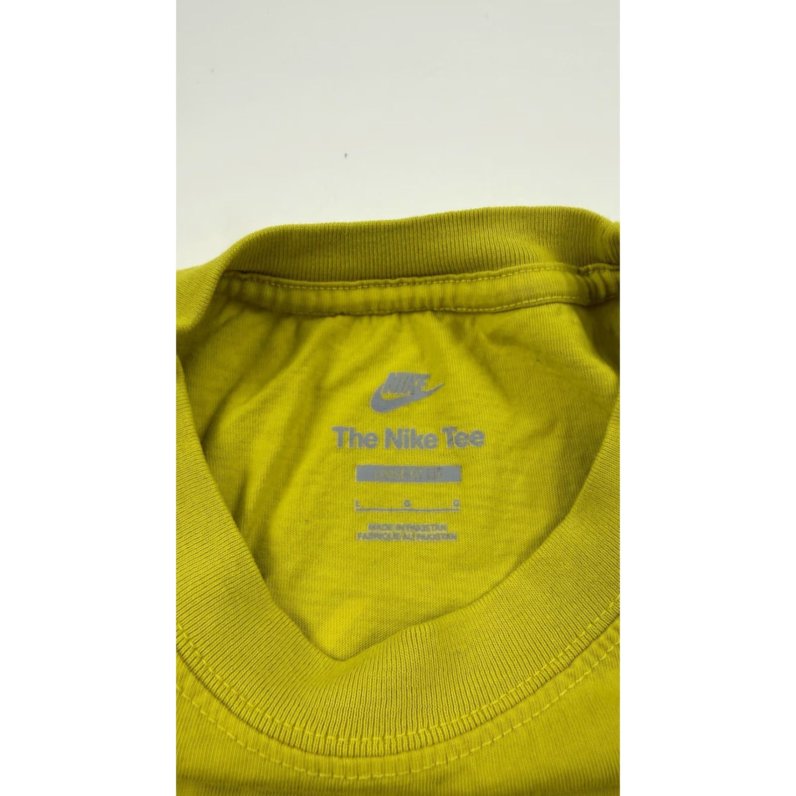 Nike Nike Shirt Mens Large Volt Yellow The Nike Tee Air Patch Back Graphic HJ076-718 Size US L / EU 52-54 / 3 - 3 Thumbnail