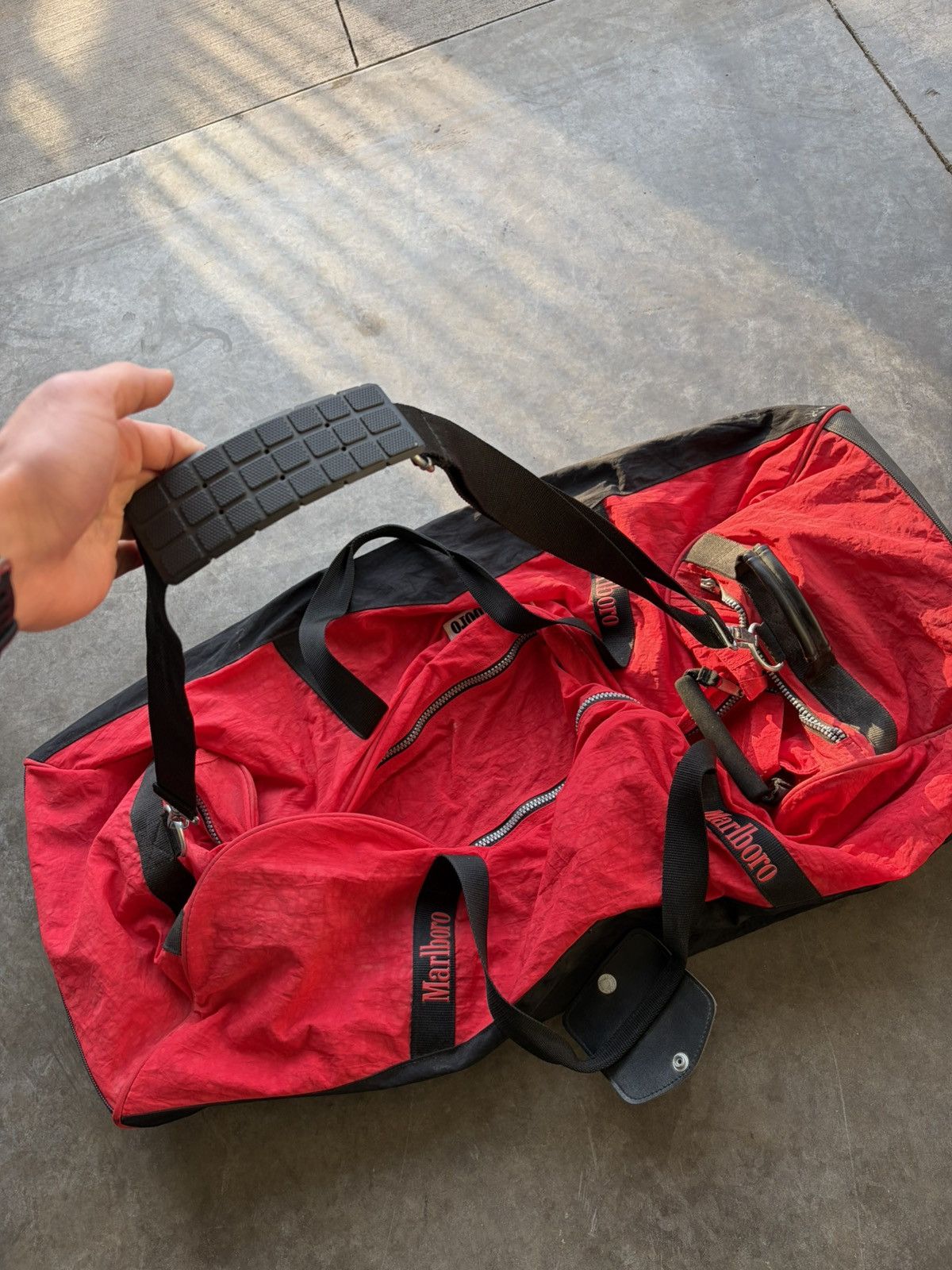 Marlboro Vintage Marlboro Rolling Travel Duffle Bag Suit Case 1990s Size ONE SIZE - 4 Thumbnail