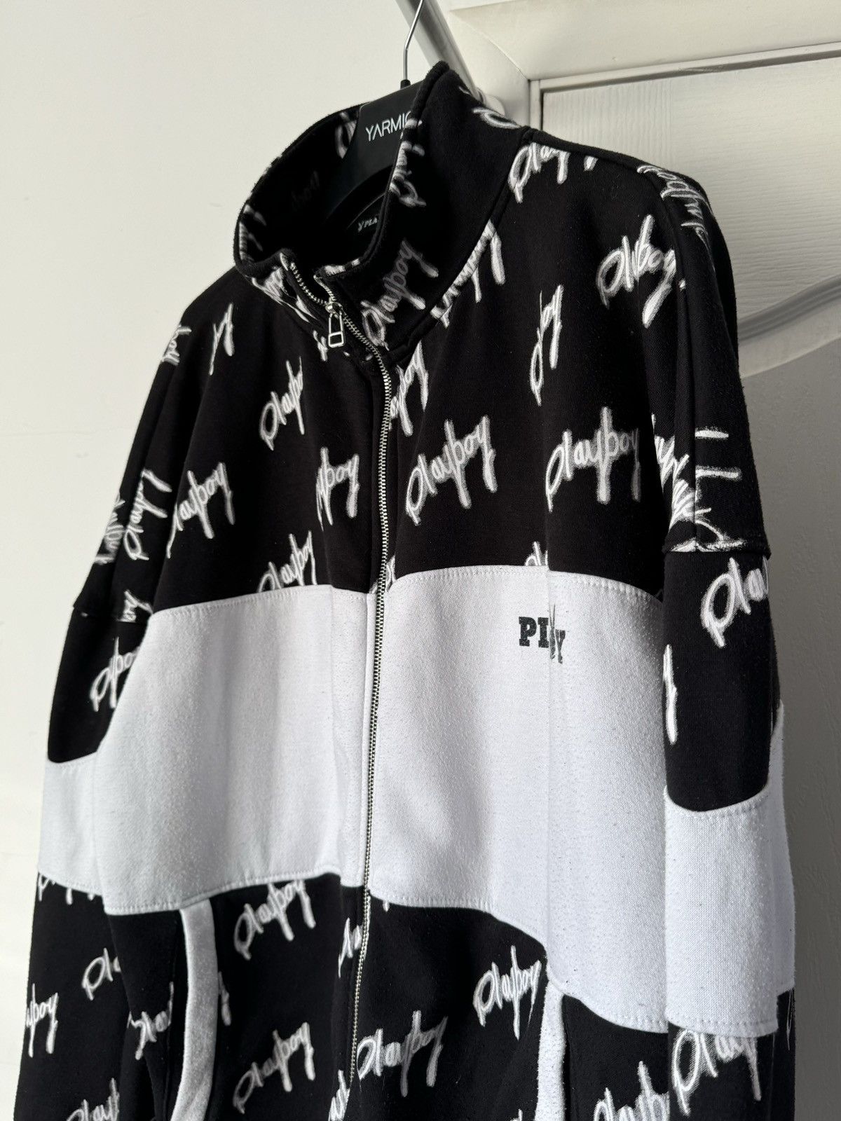 Playboy Playboy x Misquided Monogram Spellout Logo Zip Jacket XL Size US XL / EU 56 / 4 - 1 Thumbnail