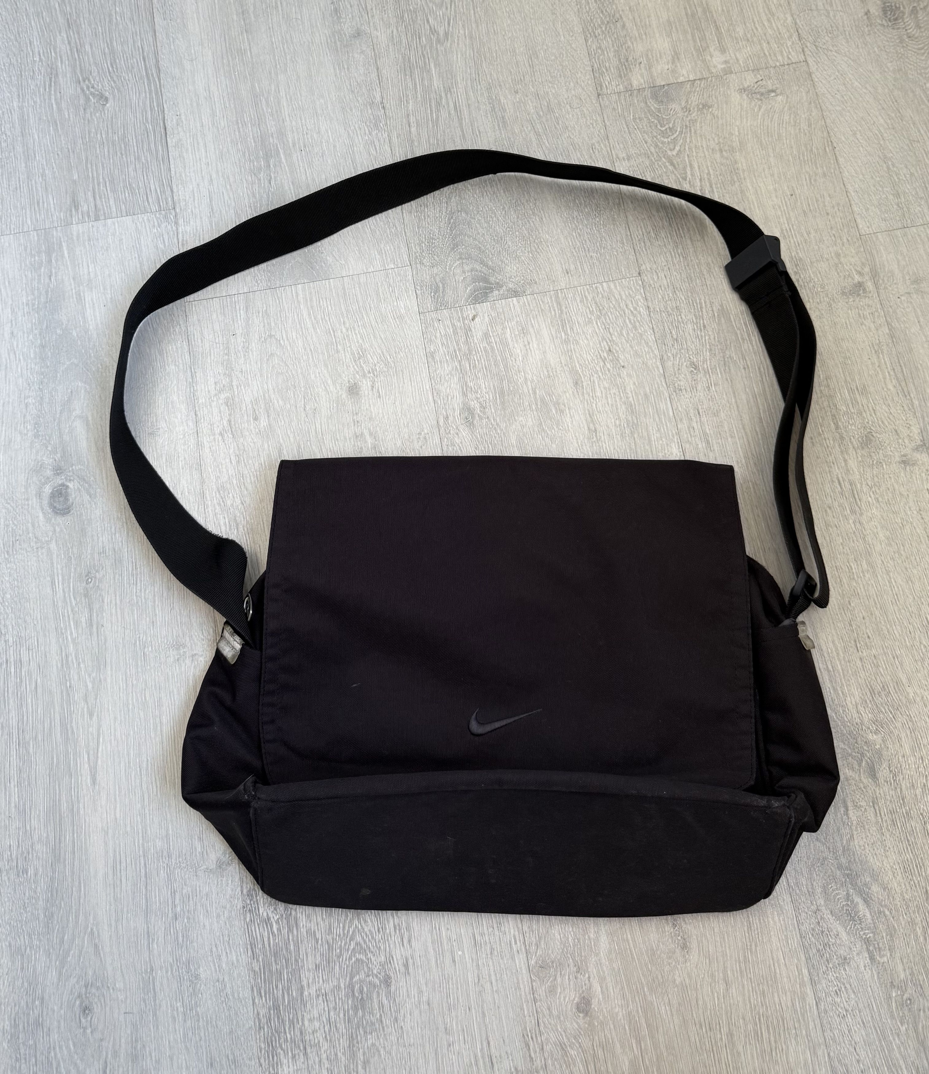 バッグ archive NIKE Reflector Messenger Bag y2k 00s archive NIKE shoulder bag tech y2k - メルカリ