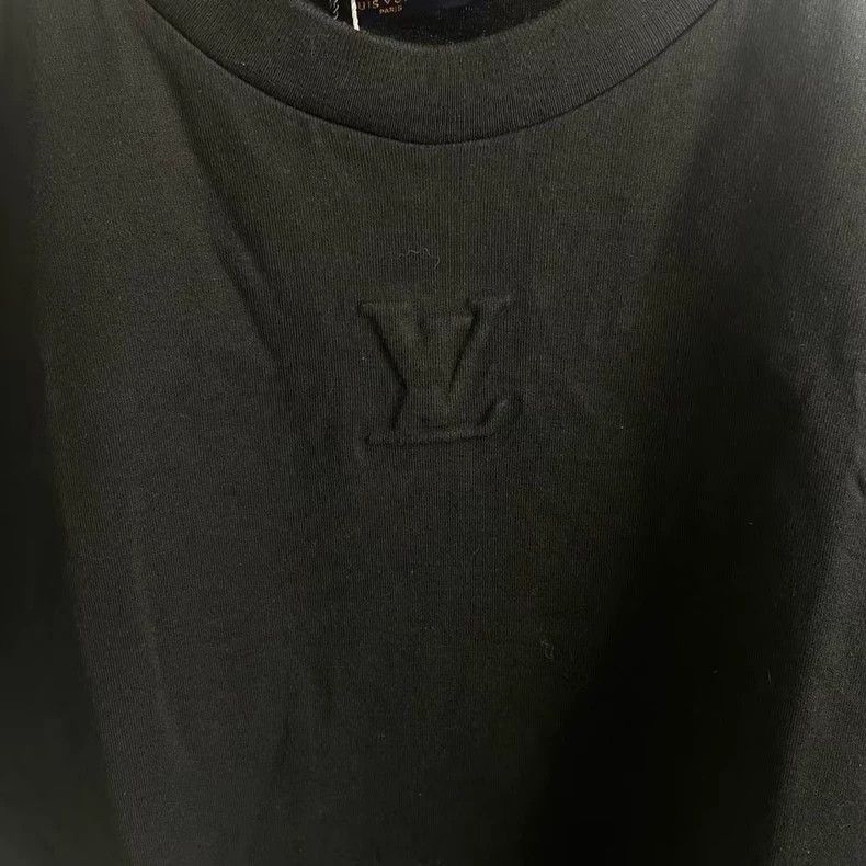 Louis Vuitton Louis Vuitton Black embossed logo short sleeve Size US S / EU 44-46 / 1 - 3 Thumbnail