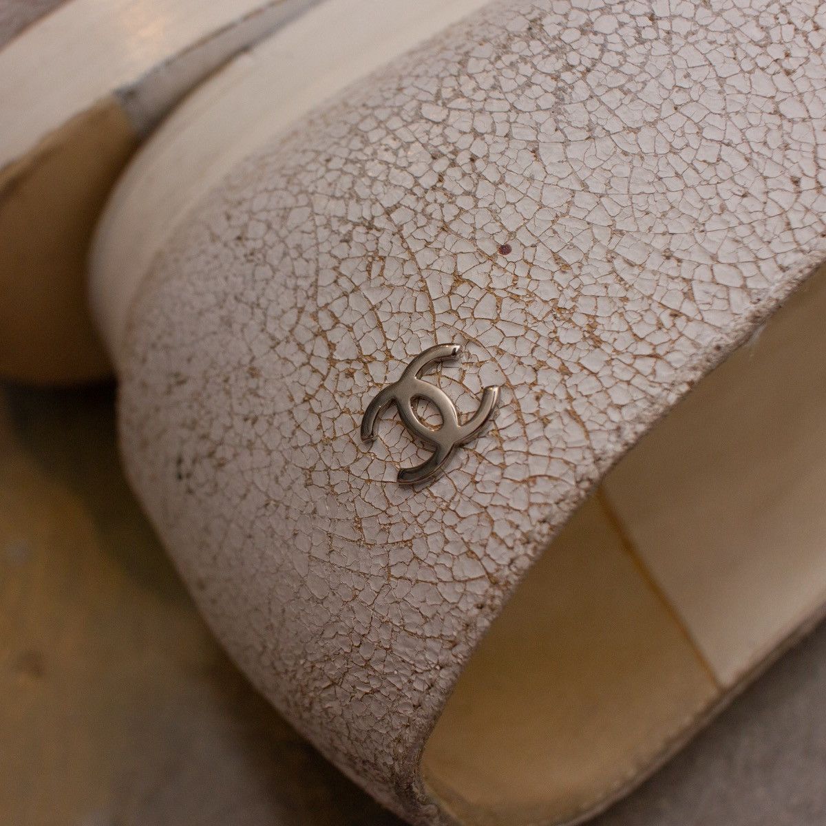 Chanel Chanel Interlocking CC Ballerina Flats White Cracked Leather Size US 6.5 / IT 36.5 - 12 Thumbnail