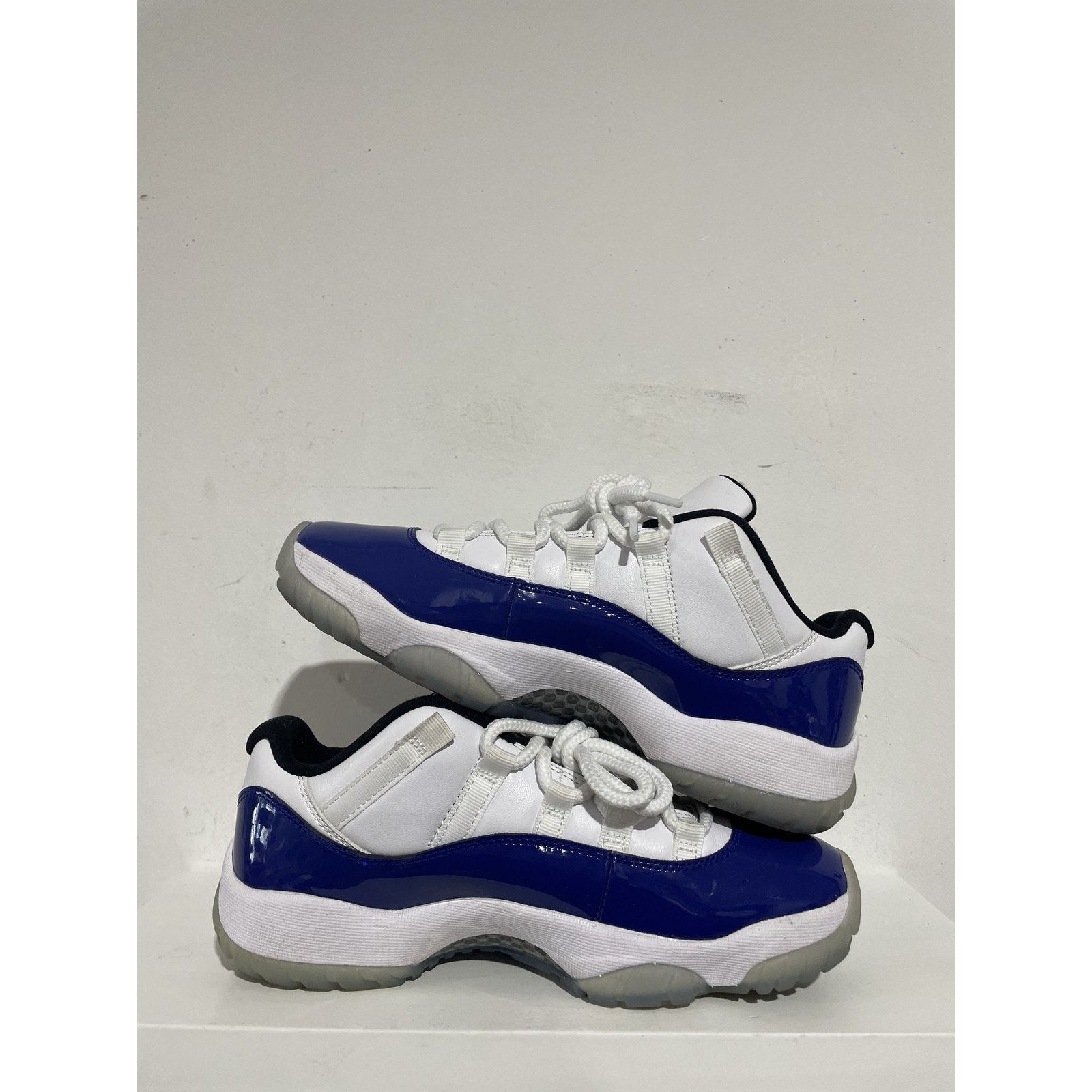 Jordan Brand JORDAN 11 LOW WHITE CONCORD SIZE 6.5 (8W) PREOWNED Size US 6.5 / EU 39-40 - 2 Thumbnail
