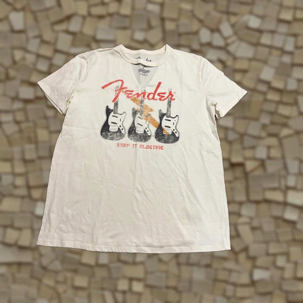 Fender Fender Shirt Womens Size Small White V-neck GUITARS KEEP IT ELECTRIC Shirt Women Small White V-Neck GUITARS KEEP IT ELECTRIC Size S / US 4 / IT 40 - 1 Thumbnail