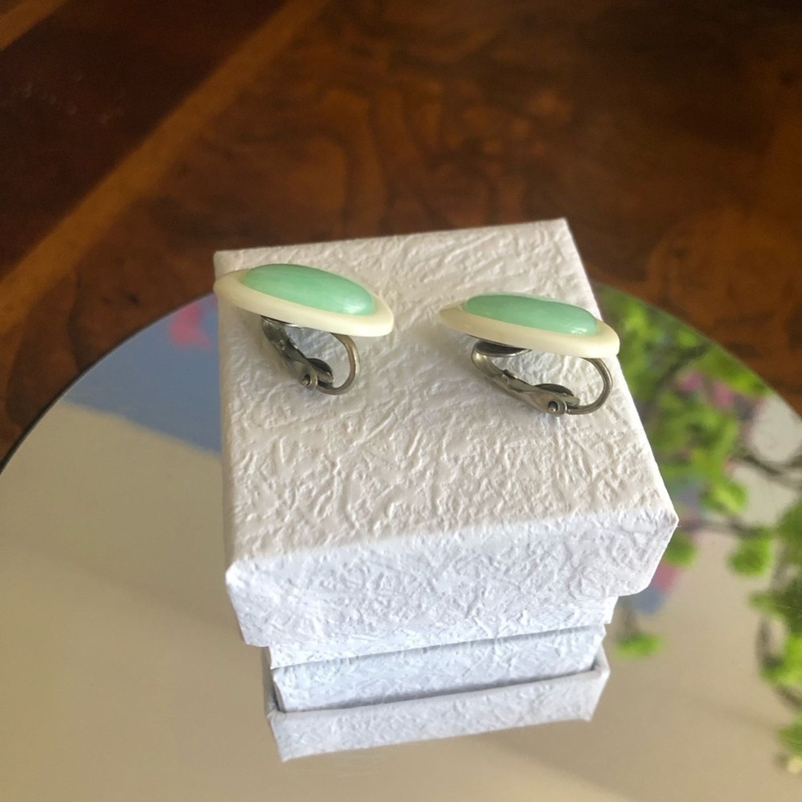 Vintage Vintage 70s green and white lucite clip on earrings Size ONE SIZE - 5 Thumbnail