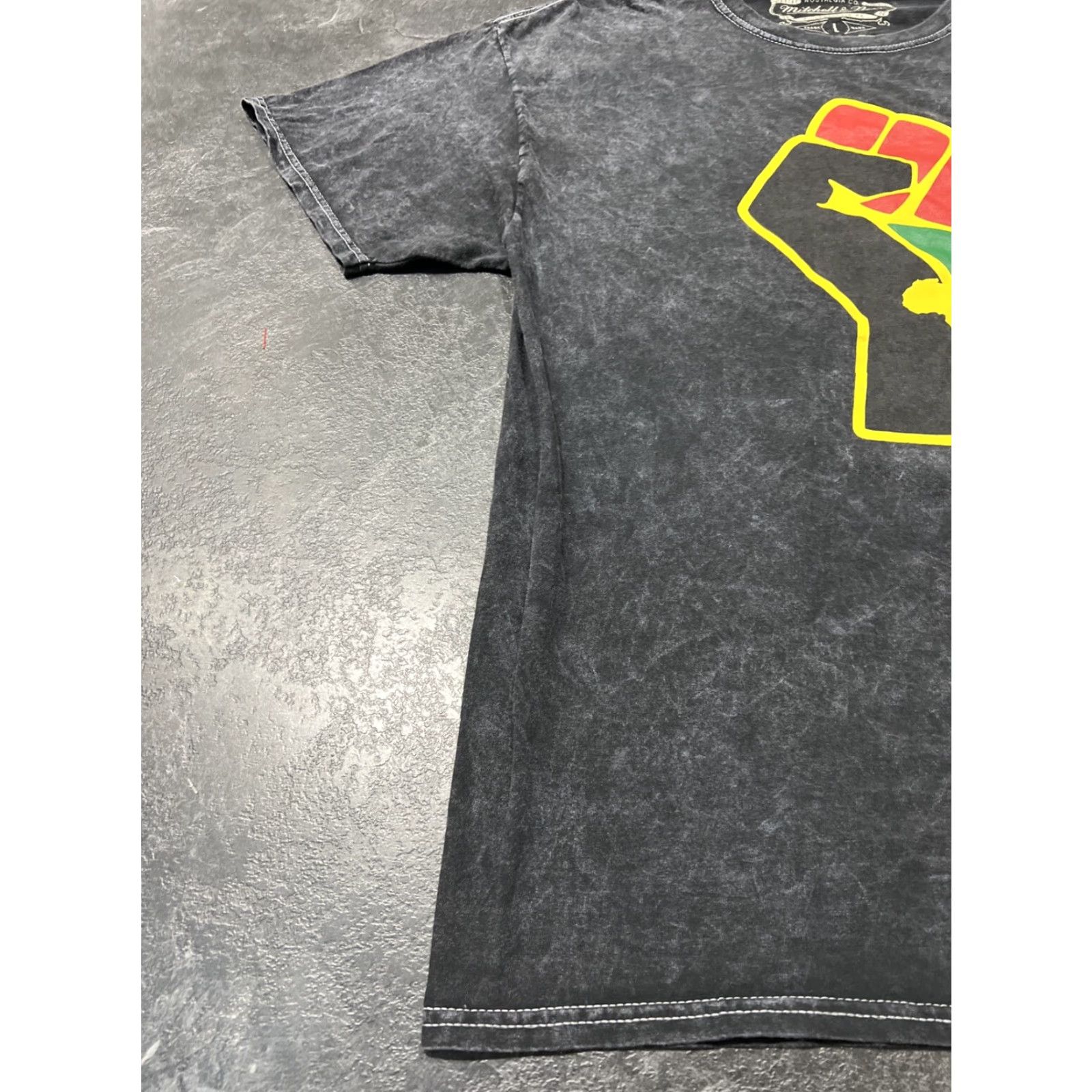 Mitchell & Ness Mitchell & Ness HBCU Fist Black Graphic Shirt Large Short Sleeve Casual Mens Size US L / EU 52-54 / 3 - 7 Thumbnail