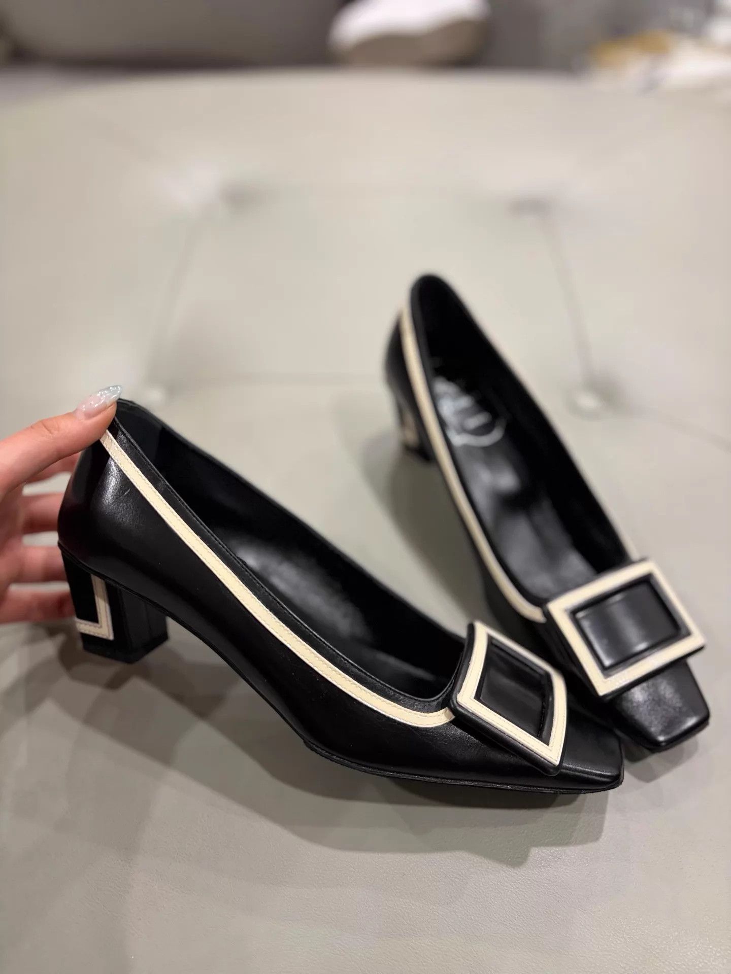 Roger Vivier RV Classic Black & White Lambskin Block Heel Pump Size 35 Size US 4.5 / IT 34.5 - 2 Thumbnail