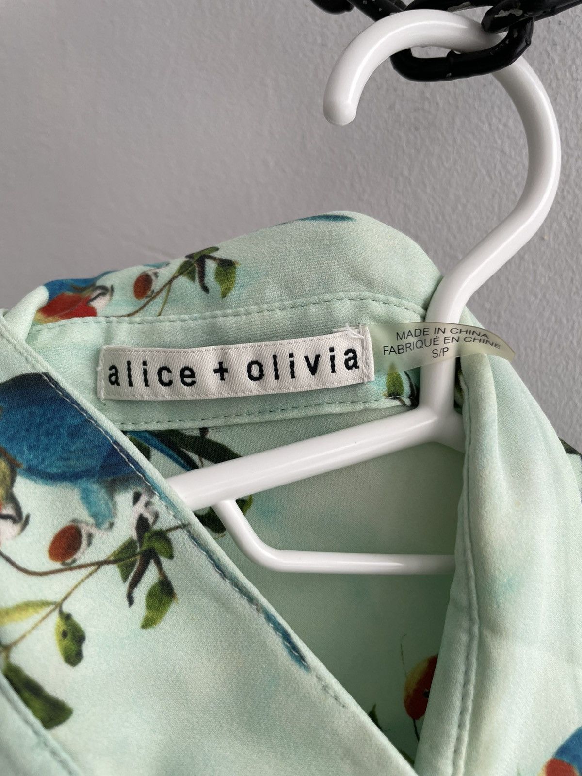 Alice + Olivia Alice + Olivia Long Sleeve Button Front Silk Blend Blouse Size S / US 4 / IT 40 - 7 Thumbnail