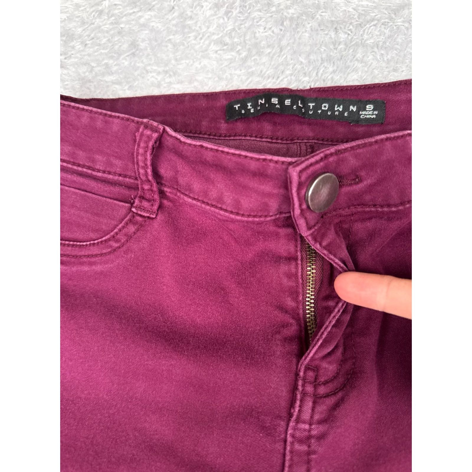 Vintage Tinseltown Jeans Juniors 9 Skinny Mid Rise Magenta Cotton Blend Stretch 28x26 Denim Womens Jeans 5-Pocket Zipper Distressed Velvety Size 30" / US 8 / IT 44 - 5 Thumbnail