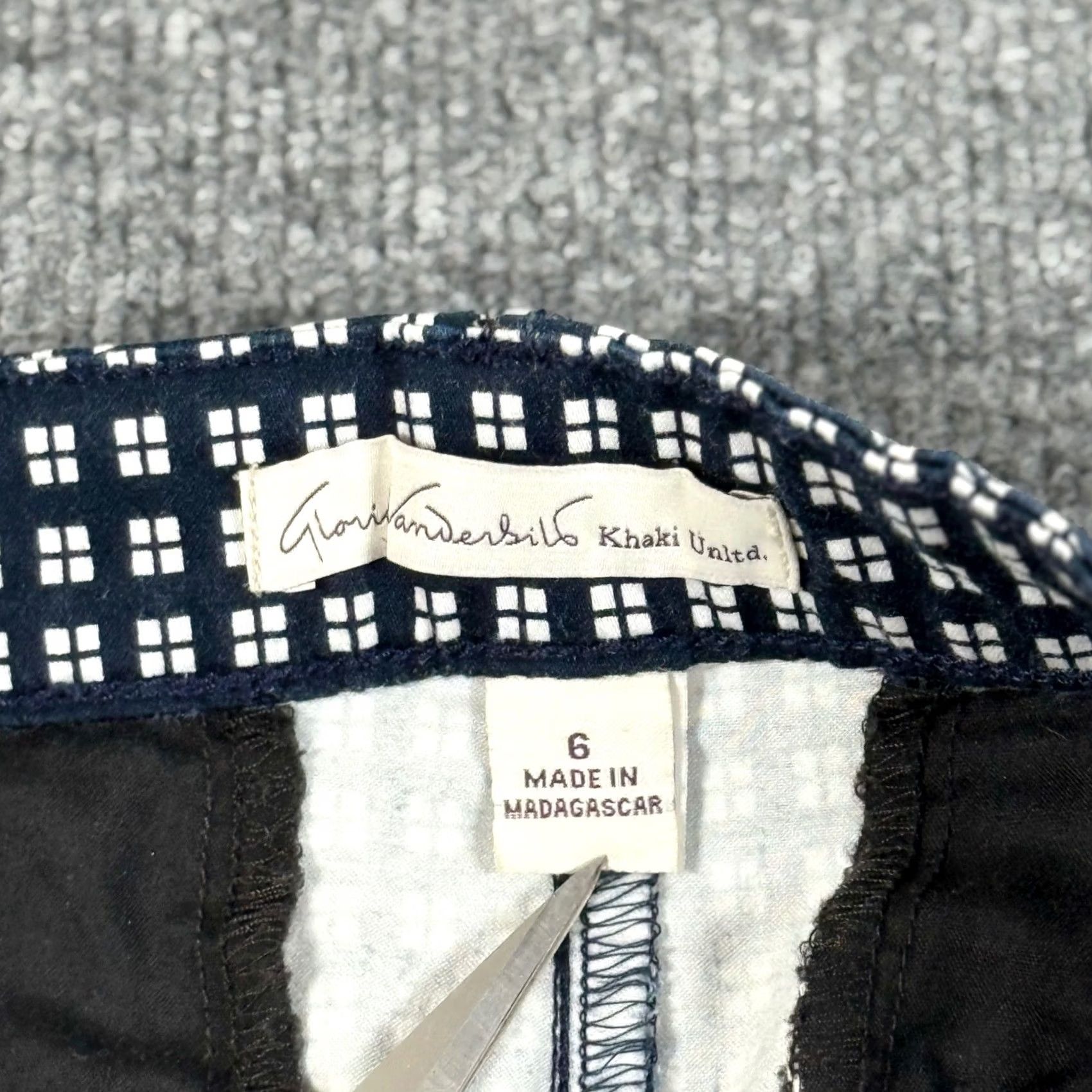 Gloria Vanderbilt Gloria Vanderbilt Womens Anita Capri Pants Size 6 Navy Blue White Geometric Print Office Size 28" / US 6 / IT 42 - 5 Thumbnail
