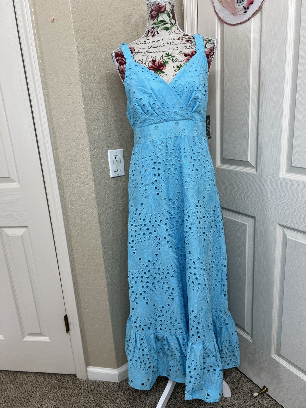 Boston Proper Boston Proper Eyelet Surplice Ankle Length Dress size 8 Size M / US 6-8 / IT 42-44 - 2 Thumbnail
