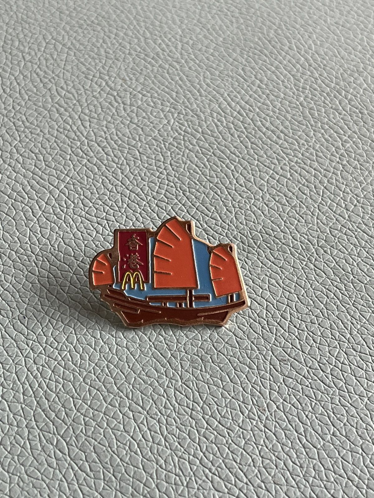 Junk Food × Vintage Mc Donald’s x Hong Kong vintage pin (90’s) Size ONE SIZE - 1 Thumbnail